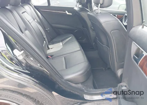 2012 Mercedes-Benz C 300 Sport 4Matic z USA, uszkodzony, nr VIN WDDGF8BB4CA611020